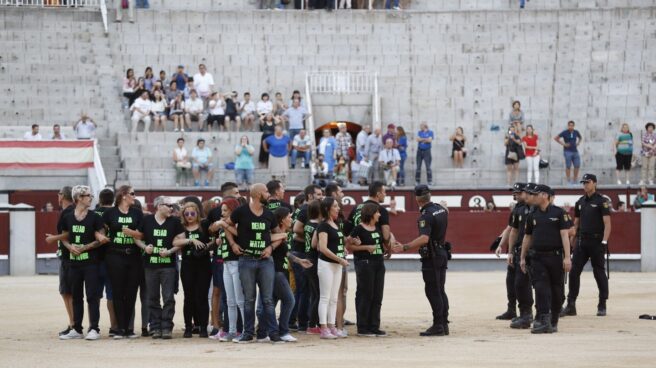 La Policía detiene a 29 antitaurinos que saltaron a Las Ventas.