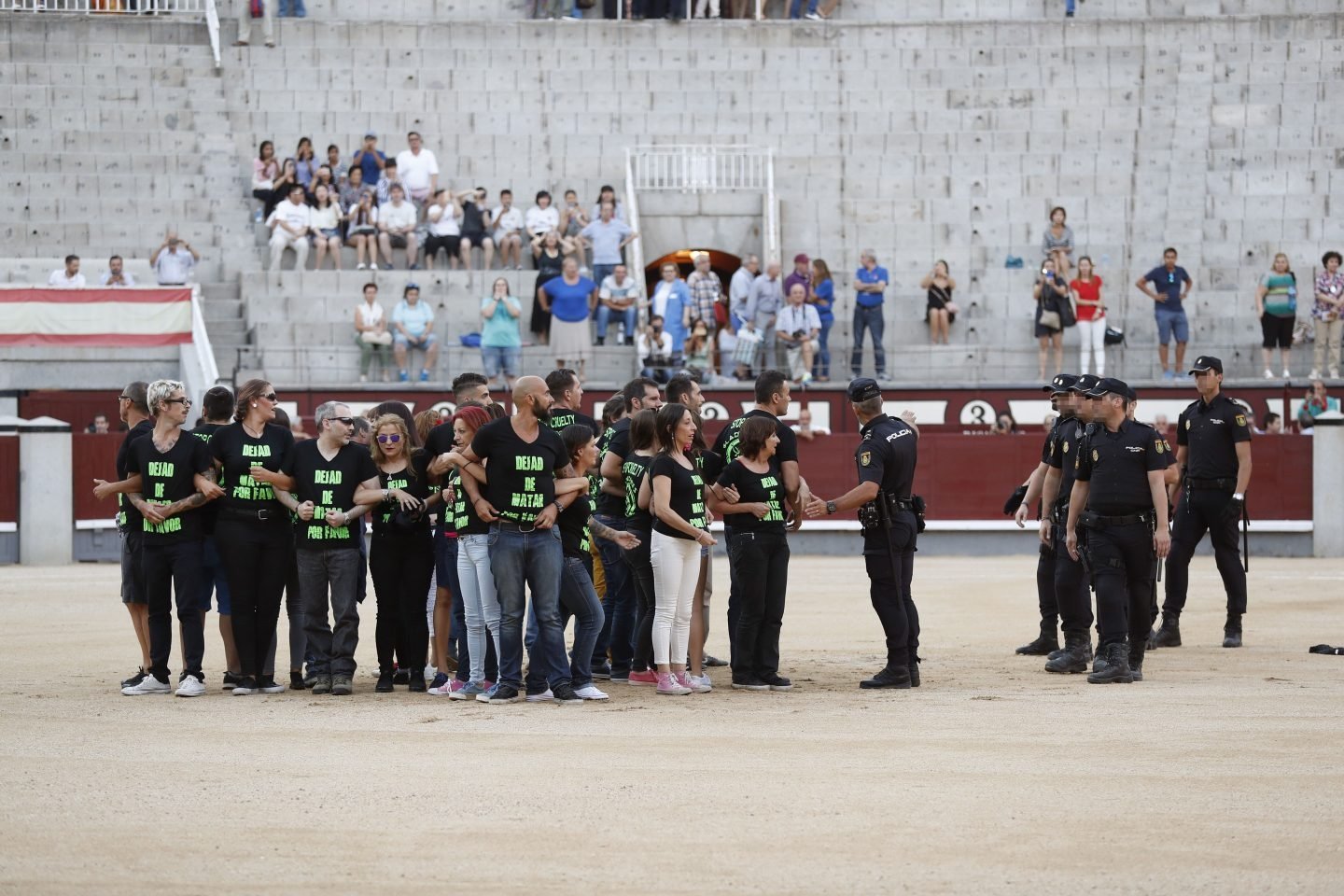 La Policía detiene a 29 antitaurinos que saltaron a Las Ventas.