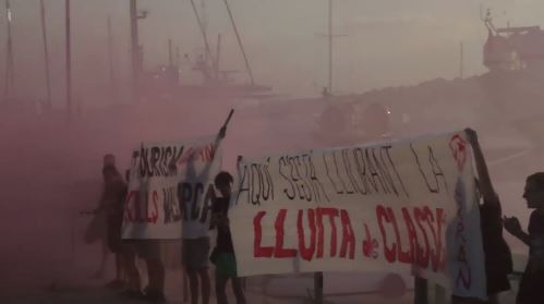 Momento de la acción reivindicativa de la organización Arran en el puerto de Palma.