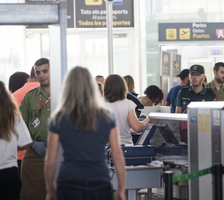 Los vigilantes de El Prat mantienen la huelga y el Gobierno impone un árbitro