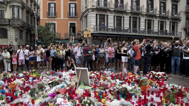 Flores y velas en homenaje a las víctimas del atentado terrorista en las Ramblas.