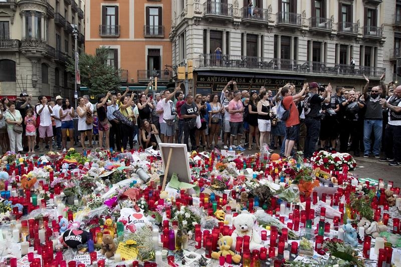 Flores y velas en homenaje a las víctimas del atentado terrorista en las Ramblas.