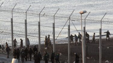Entran en Ceuta 67 inmigrantes tras un asalto masivo a la valla fronteriza