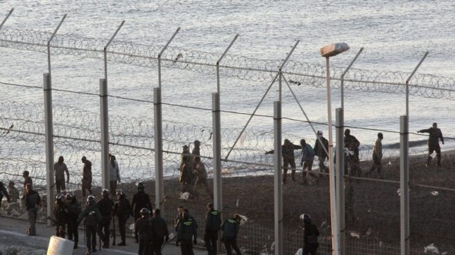 Controles faciales para pasar la frontera entre España y Marruecos en Melilla