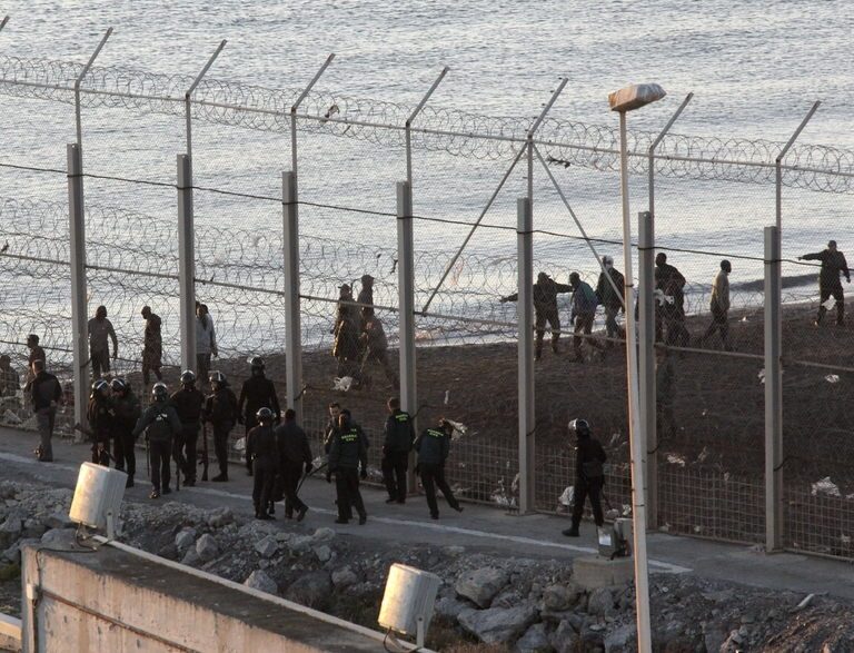 Controles faciales para pasar la frontera entre España y Marruecos en Melilla