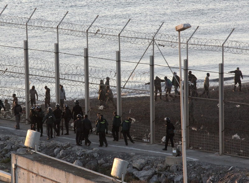 67 inmigrantes entran en Ceuta tras saltar la valla fronteriza.