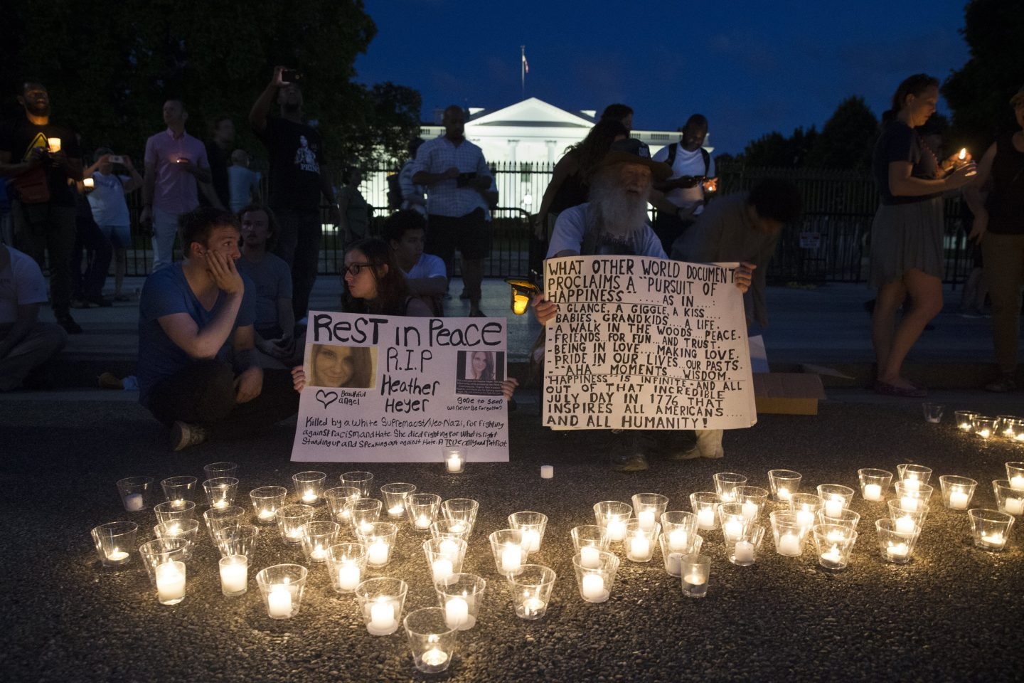 Vigilia ante la Casa Blanca por los sucesos racistas de Charlottesville.