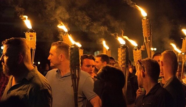 Supremacistas blancos marchan en Charlottesville, Virginia.