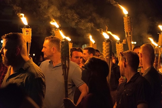 Supremacistas blancos marchan en Charlottesville, Virginia.