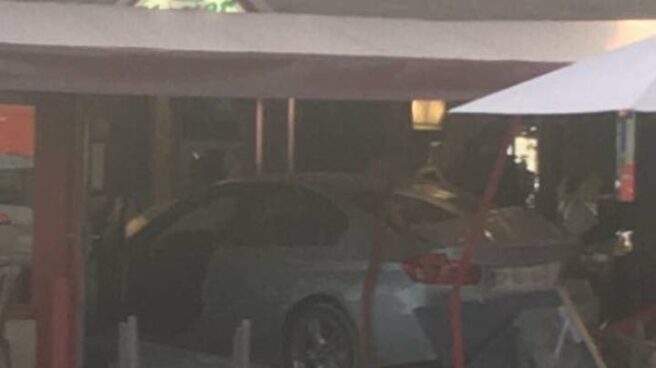 Un coche se empotra contra una pizzería en París. Un coche se empotra contra una pizzería en París.