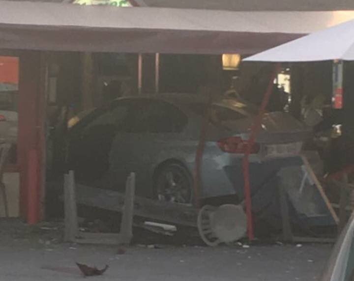 Un coche se empotra contra una pizzería en París.