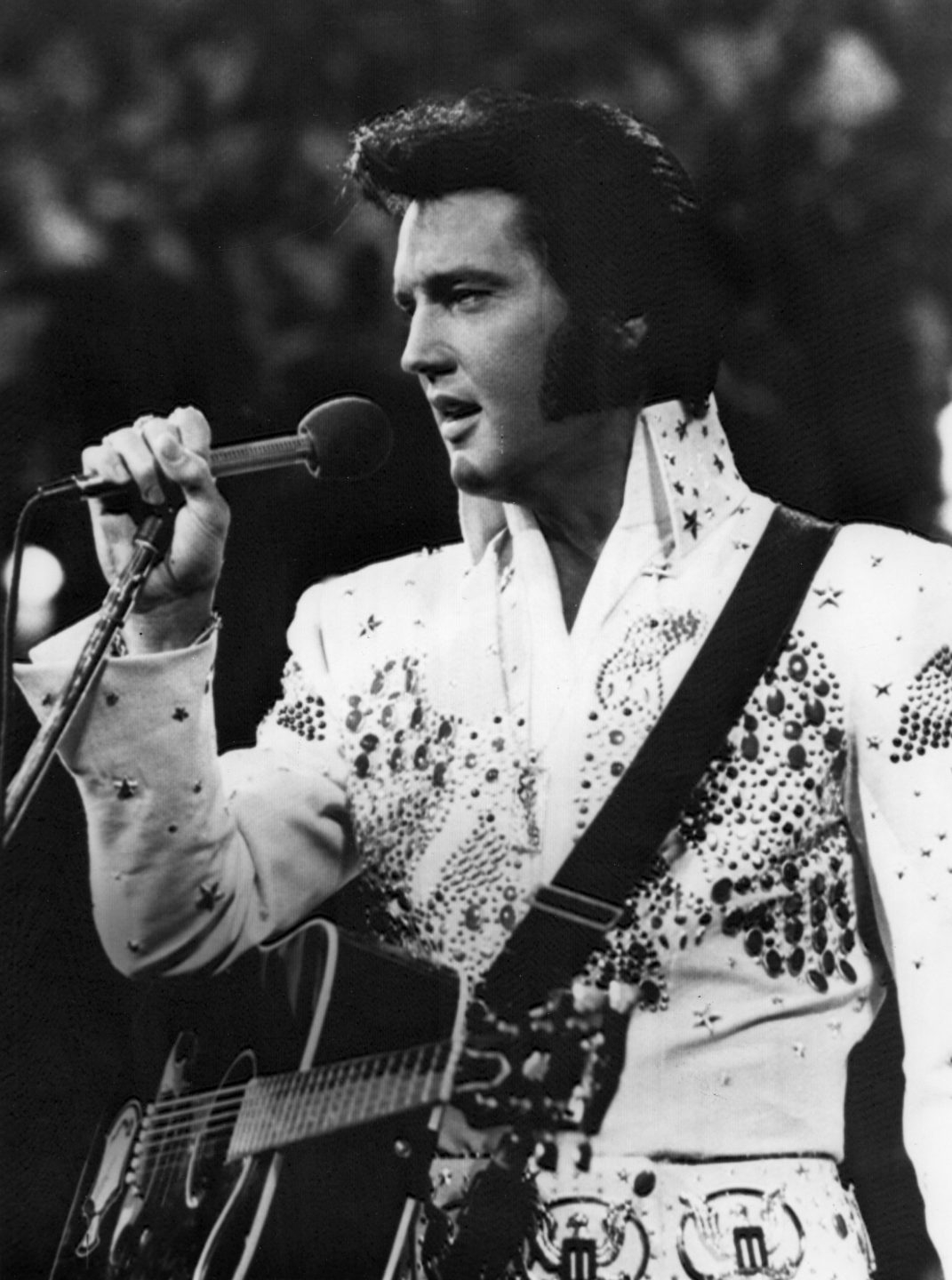 Fotografía de archivo sin fecha del cantante estadounidense Elvis Presley durante una presentación.