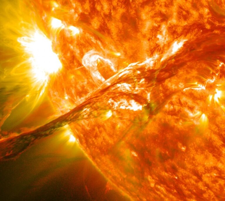 Cómo el Sol fue capaz de controlar su propia erupción