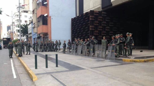 La policía venezolana asedia el edificio de la Fiscalía que investiga el fraude electoral
