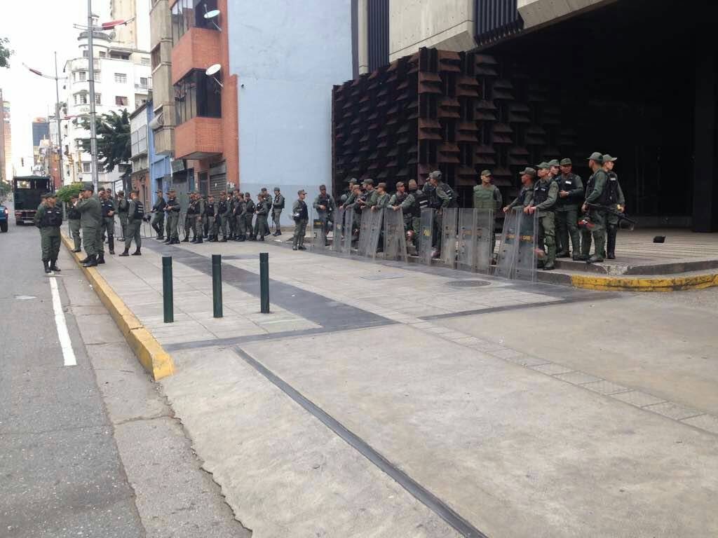 Agentes de la policía venezolana asedian la Fiscalía General de la República, en Caracas.