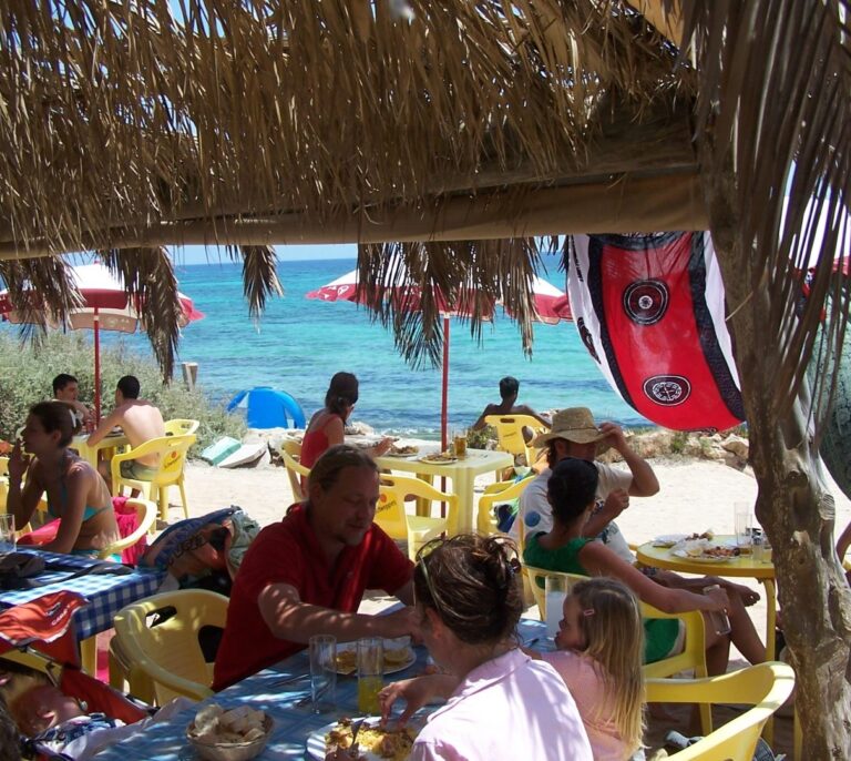 En Andalucía, a gazpacho; en Galicia, a Barbacoa: a qué sabe el verano en tu región