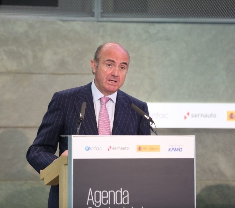 Guindos se reúne con grandes inversores en plena tensión por el desafío catalán