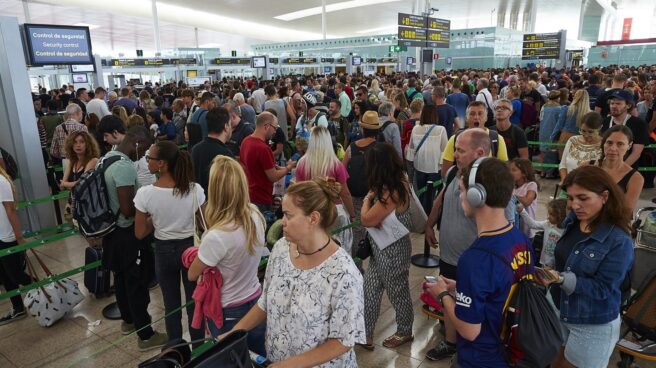 Colas en los controles del aeropuerto de El Prat