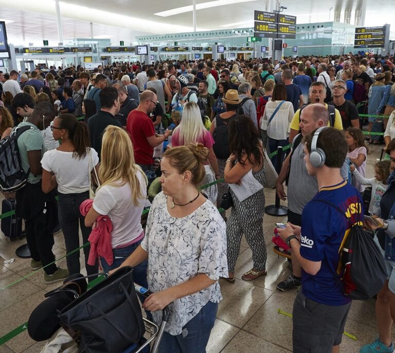 Colas de hasta hora y media de espera las primeras horas de huelga en El Prat