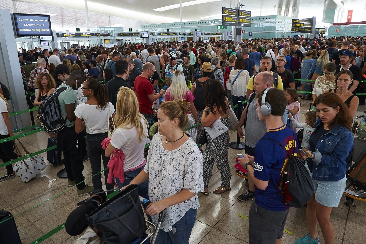 Colas en los controles del aeropuerto de El Prat