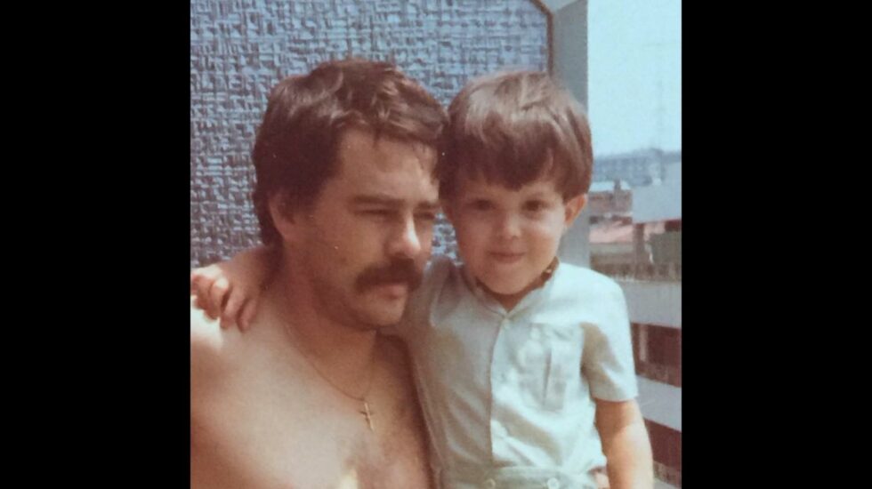 Imagen de José Miguel Cedillo junto a su padre, el Policía Nacional, Antonio Cedillo, asesinado por ETA el 14 de septiembre de 1982.