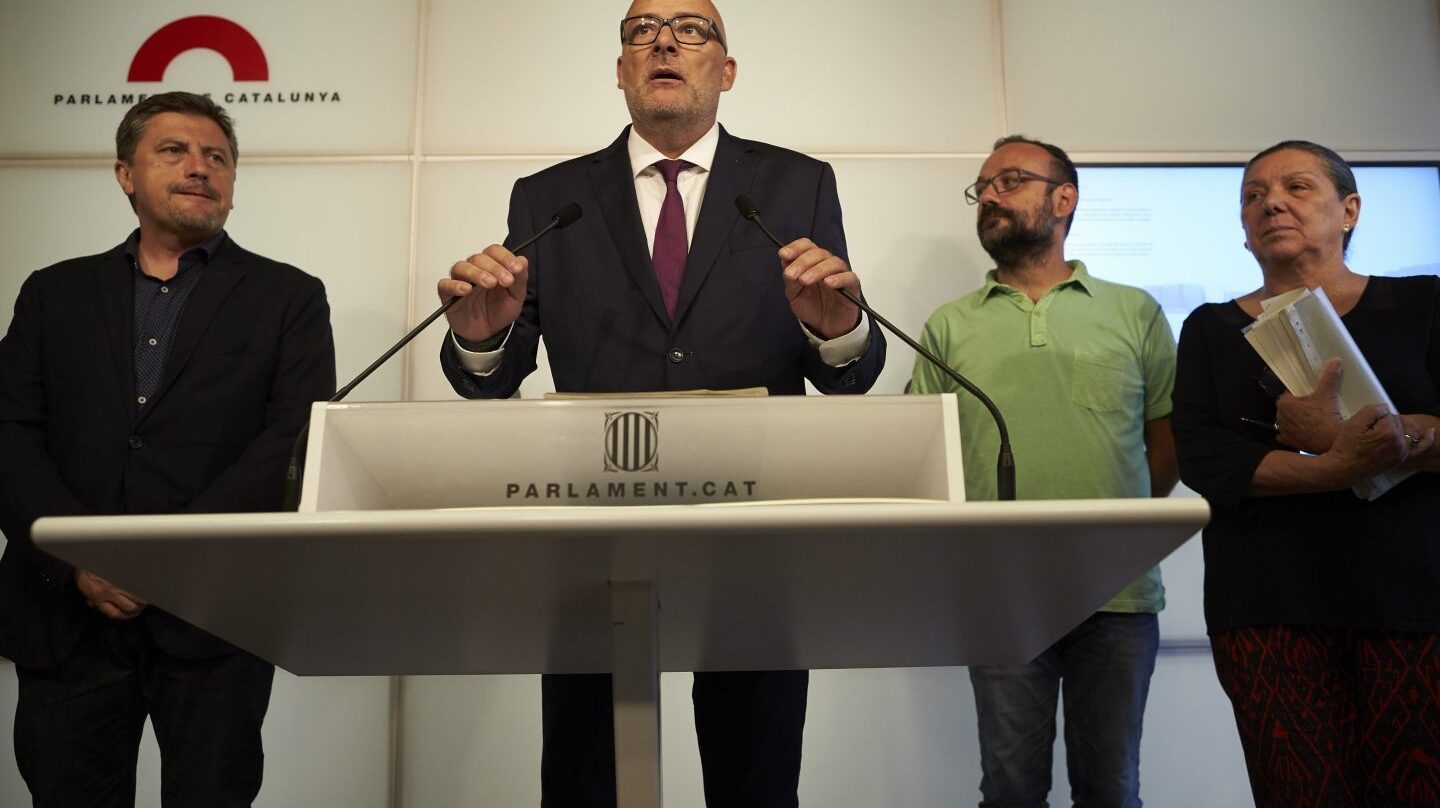 El diputado de JxSí, Jordi Orobitg; el presidente de JxSí en el Parlament, Lluís Corominas; el diputado de la CUP, Benet Salellas, y la diputada de la CUP, Gabriela Serra.