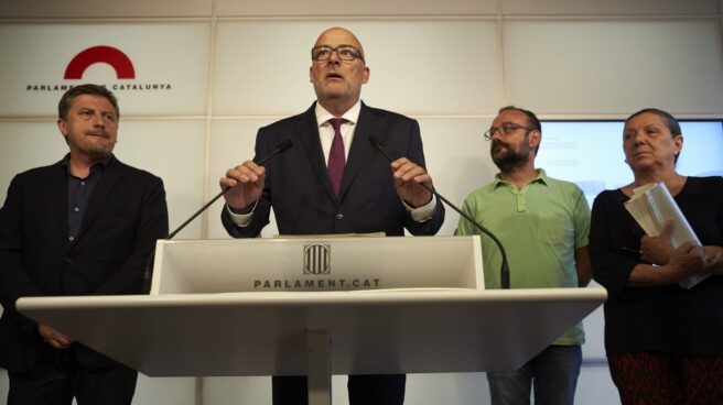 El diputado de JxSí, Jordi Orobitg; el presidente de JxSí en el Parlament, Lluís Corominas; el diputado de la CUP, Benet Salellas, y la diputada de la CUP, Gabriela Serra. El diputado de JxSí, Jordi Orobitg; el presidente de JxSí en el Parlament, Lluís Corominas; el diputado de la CUP, Benet Salellas, y la diputada de la CUP, Gabriela Serra.