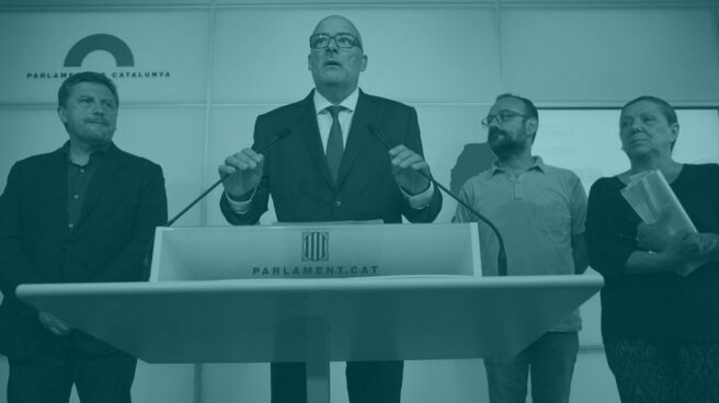 El diputado de JxSí, Jordi Orobitg; el presidente de JxSí en el Parlament, Lluís Corominas; el diputado de la CUP, Benet Salellas, y la diputada de la CUP, Gabriela Serra.