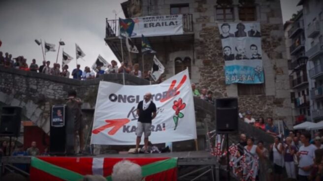 Imagen del recibimiento al etarra Kemen Uranga en la localidad de Ondarroa. Imagen del recibimiento al etarra Kemen Uranga en la localidad de Ondarroa.
