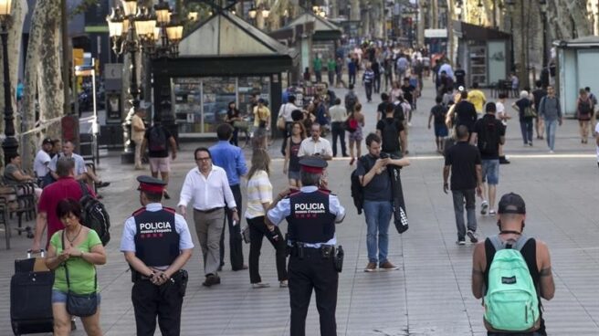 Agentes de los Mossos vigilan La Rambla de Barcelona tras el atentado, en agosto.