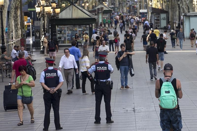 Agentes de los Mossos vigilan La Rambla de Barcelona tras el atentado, en agosto.