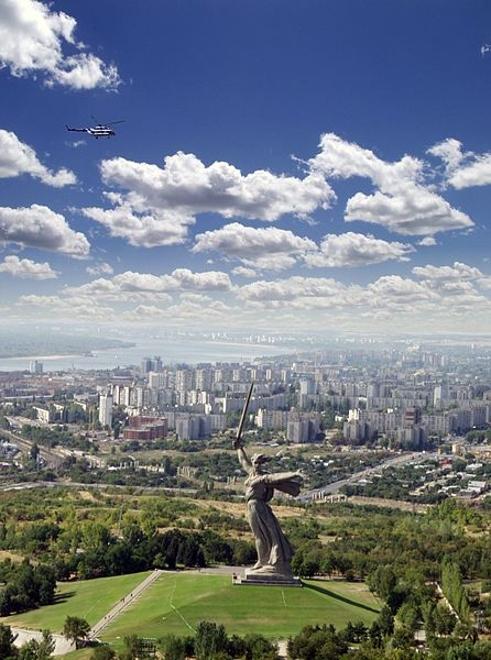 Escultura "Llamada a la Madre Patria" en la colina Mamáyev Kurgan, con la ciudad de Volgogrado y el río Volga al fondo.