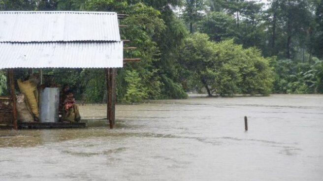Nepal efe Sesenta y nueve turistas españolas permanecen atrapados por las inundaciones en Nepal.