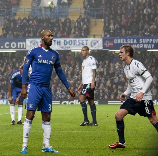 INF Clairefontaine, PSG, Arsenal, Real Madrid, PSG de nuevo, Liverpool, Manchester City, Fenerbache, Bolton Wanderers, Chelsea, Shanghai Sensua, Juventus y West Bromwich Albion. Nicolas Anelka es el hombre traspaso por excelencia, un nómada multimillonario para el que los colores del club nunca han significado demasiado.