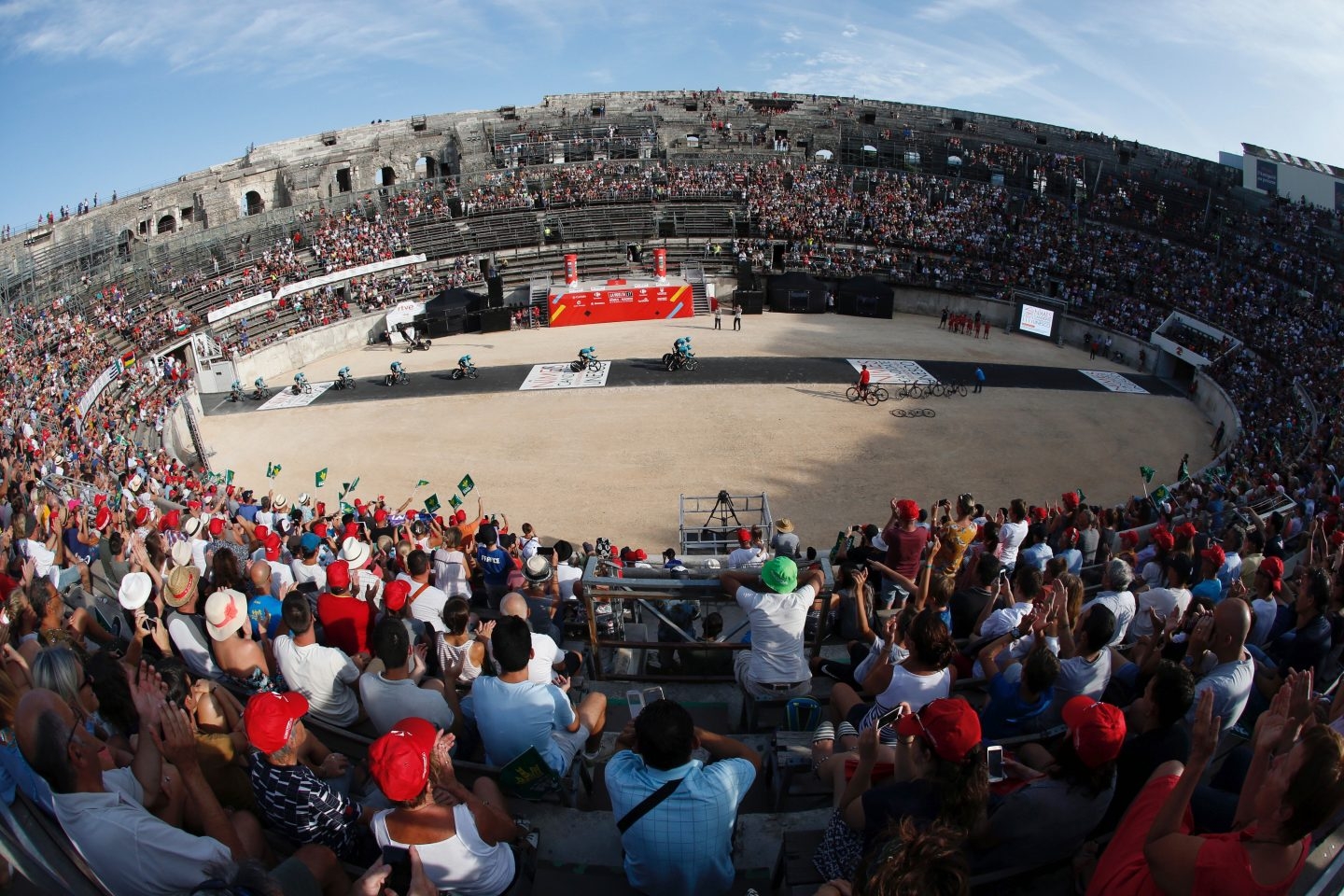 Arena de Nimes, meta de la primera etapa de la Vuelta a España celebrada este sábado.