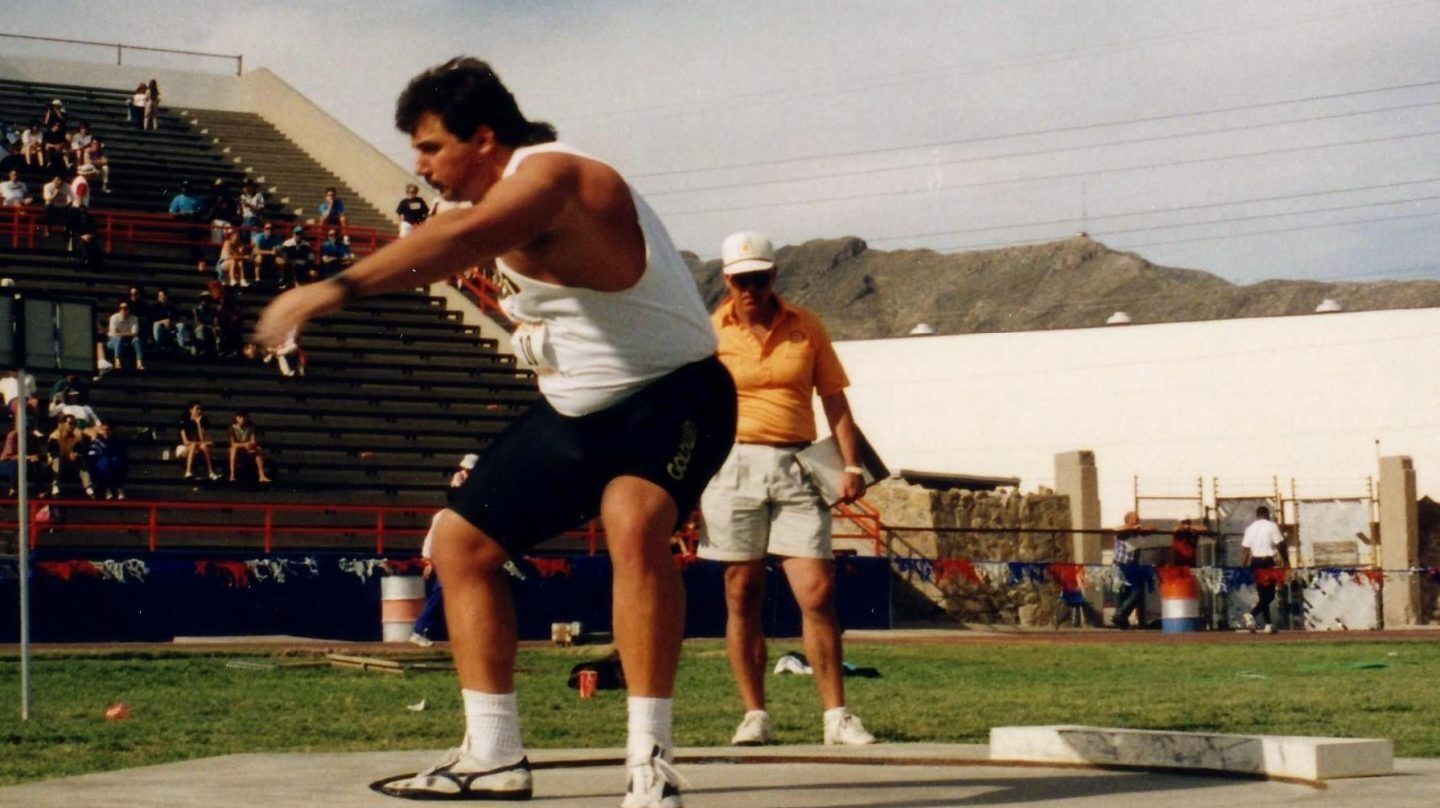 El plusmarquista mundial de lanzamiento de peso, Randy Barnes, durante una competición universitaria.