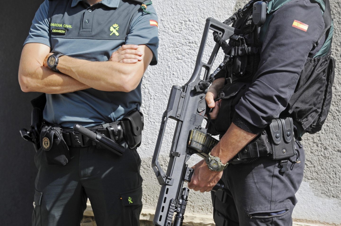 Dos miembros de las fuerzas de seguridad en un registro en Ripoll.