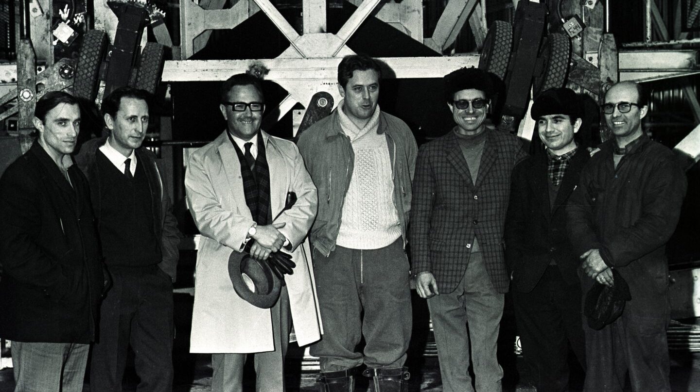 José Rivacoba, tercero por la derecha, con gafas y boina, junto a Manuel de Sendagorta durante el proceso para optar por la torre lanzadera de Kiruna (Suecia).