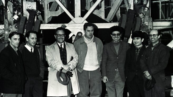 Rivacoba, tercero por la derecha José Rivacoba, tercero por la derecha, con gafas y boina, junto a Manuel de Sendagorta durante el proceso para optar por la torre lanzadera de Kiruna (Suecia).