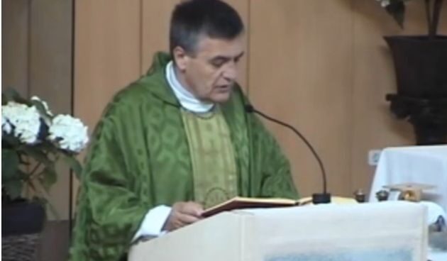 El cura Santiago Martín, en la parroquia Nuestra Señora de los Ángeles de Madrid.