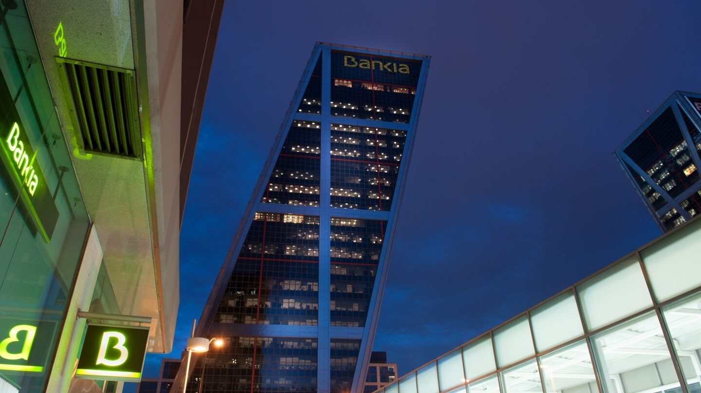 La caída de Bankia en bolsa dificulta la reactivación de su privatización.
