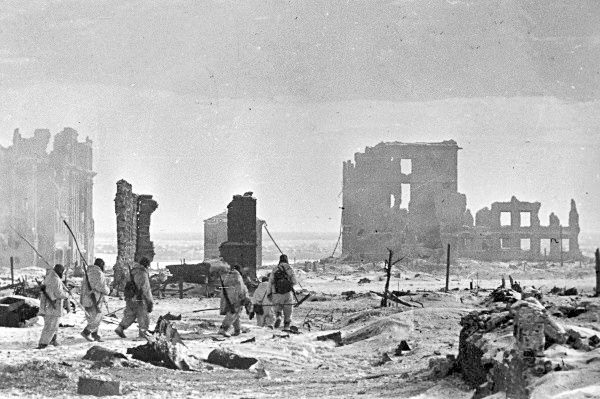 Soldados rusos en la ciudad de Stalingrado, tras la rendición germana.