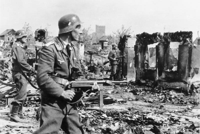 Soldados del ejército alemán avanzan entre las ruinas de Stalingrado.