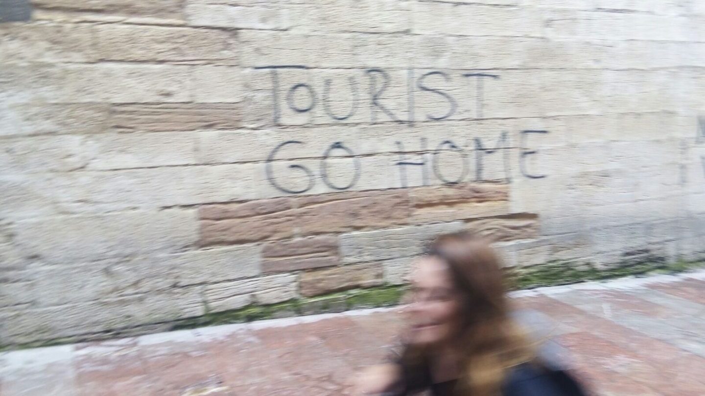 Pintada contra el turismo masivo en Oviedo.