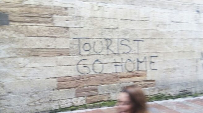 TURISMO ep Pintada contra el turismo masivo en Oviedo.
