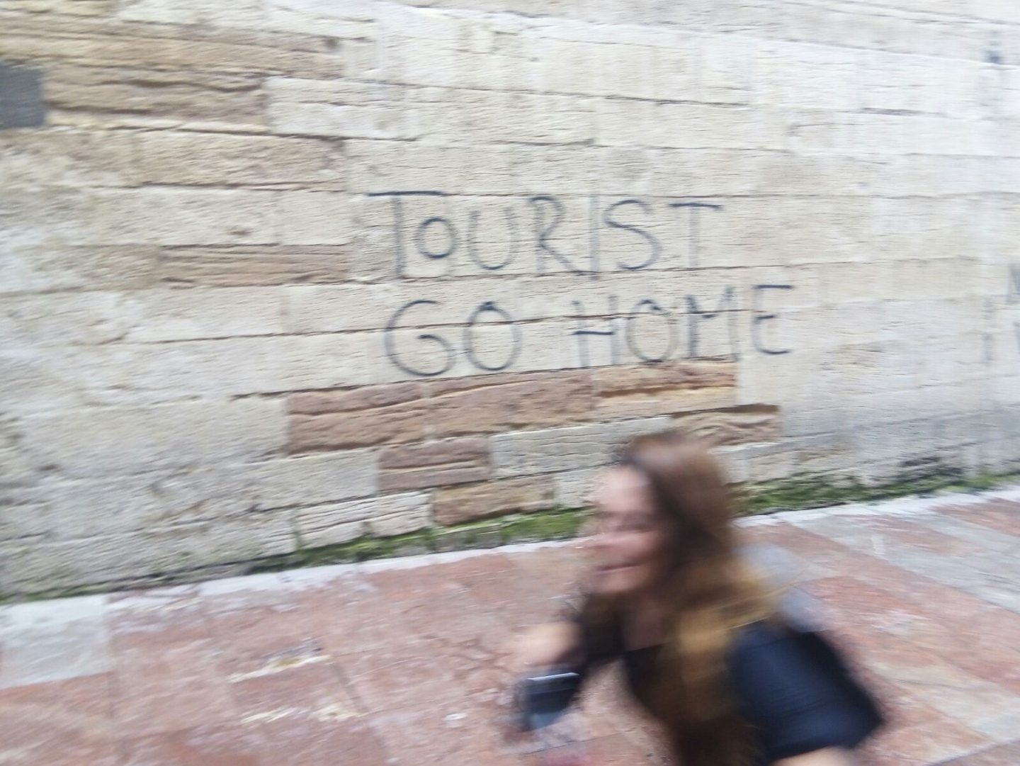 Pintada contra el turismo masivo en Oviedo.