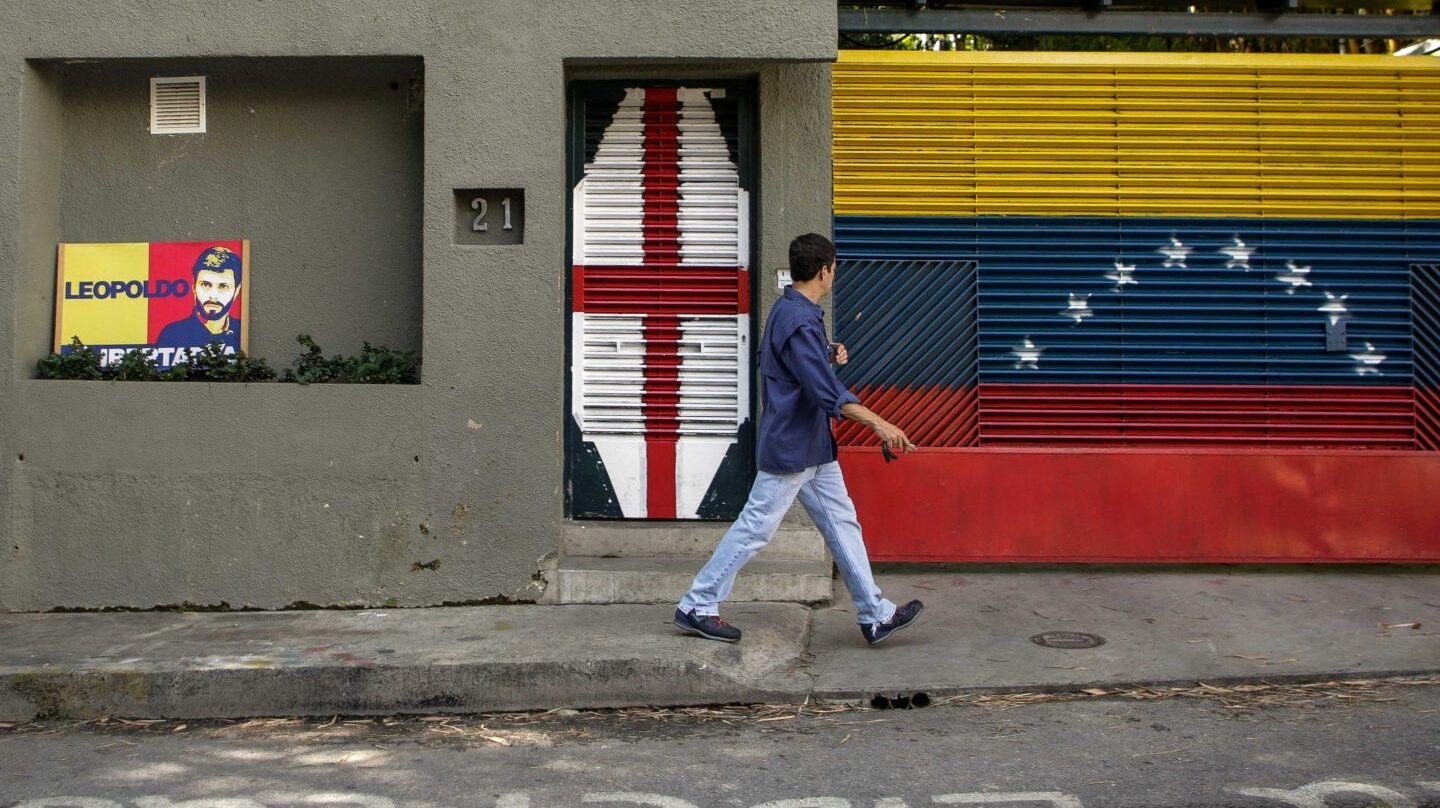 Un venezolano pasa por delante de la casa del preso político Leopoldo López.