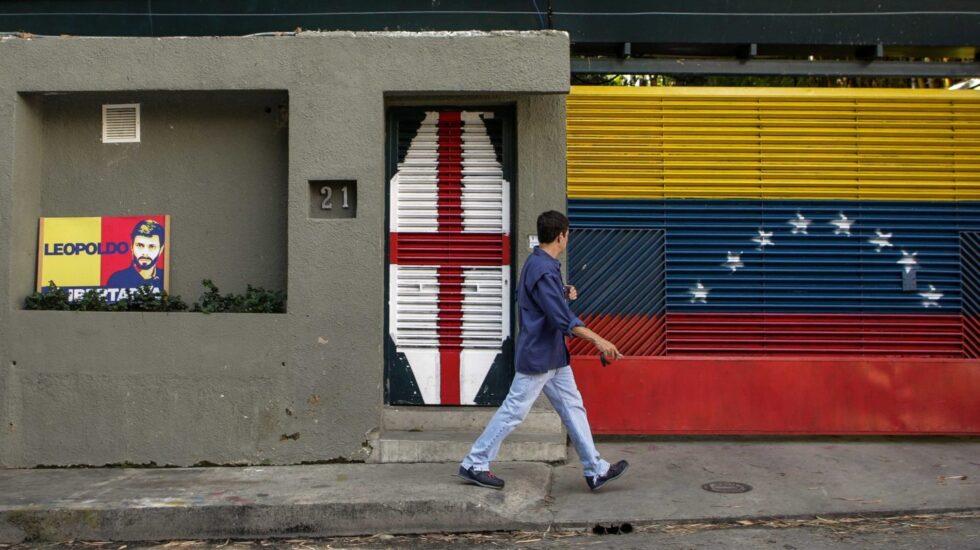 Un venezolano pasa por delante de la casa del preso político Leopoldo López.
