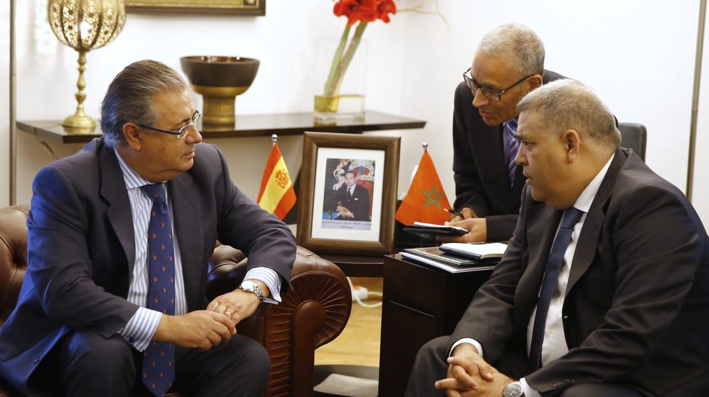 El ministro del Interior, Juan Ignacio Zoido, en Rabat con su homólogo marroquí, Abdeluafi Laftit.