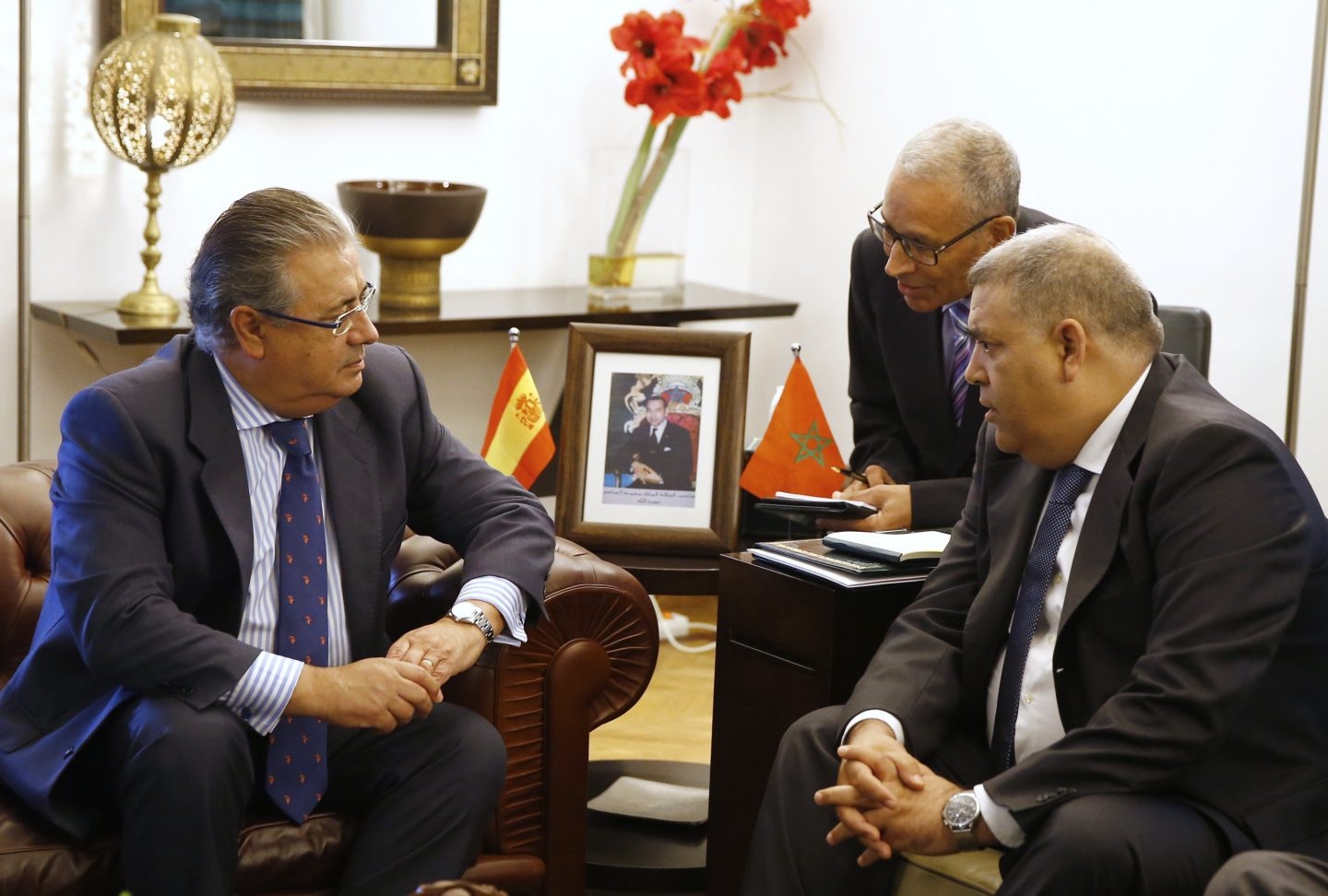 El ministro del Interior, Juan Ignacio Zoido, en Rabat con su homólogo marroquí, Abdeluafi Laftit.
